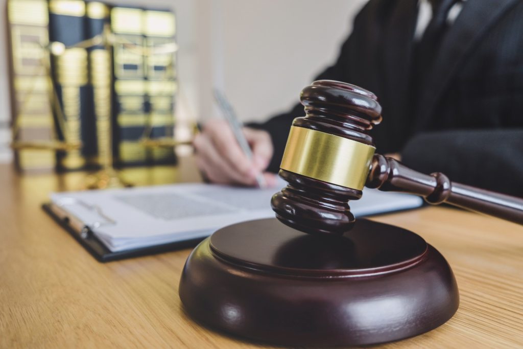 Servicios Judge gavel with Justice lawyers