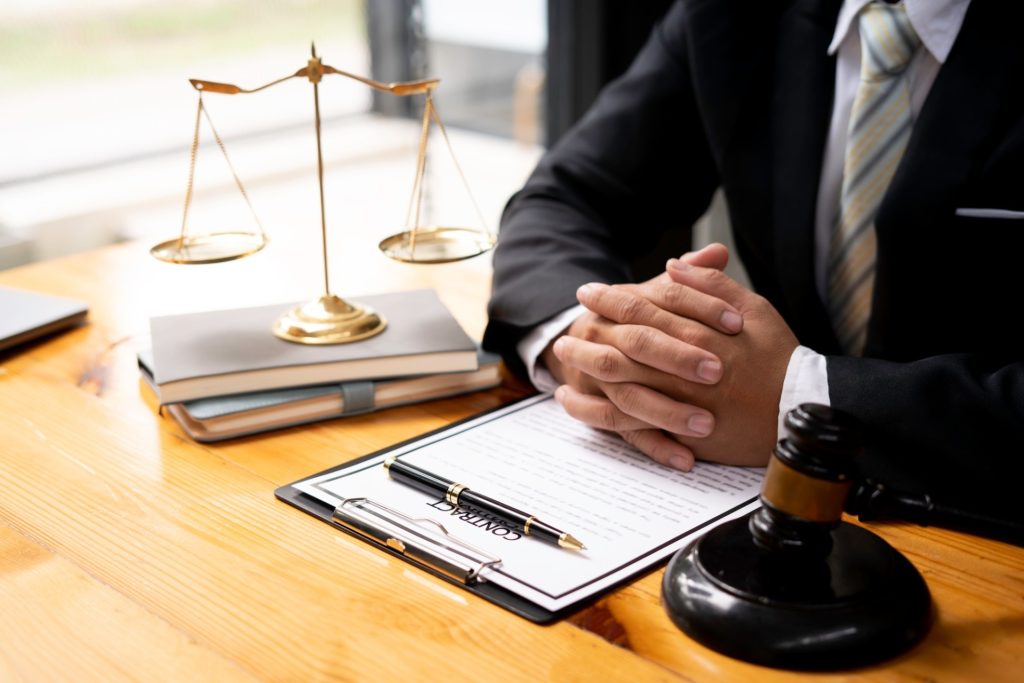 Servicios Lawyer Sitting At Table, Judge gavel with Justice lawyers, Businessman in suit or lawyer working on